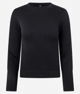 Remera de manga larga con cuello redondo y diseño ajustado al cuerpo. Presenta una textura canelada y un acabado suave al tacto, confeccionada en microfibra elástica.
