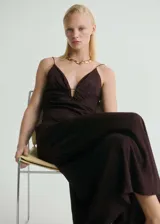 Vestido midi color borgoña con breteles finos, escote en V y frunce en el centro del busto.