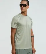 Remera deportiva de hombre con tecnología Dry, cuello redondo y mangas cortas. Presenta un diseño con estampa sutil tipo heat print y detalles de líneas en los hombros.