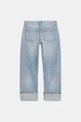 Jeans rectos de tiro medio en denim azul con efecto deslavado. Presentan diseño de cinco bolsillos, cierre frontal con botones metálicos y dobladillo vuelto en el bajo.