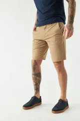 Bermuda de gabardina color gris claro, con bolsillos laterales y traseros.