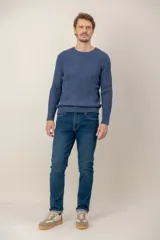 Sweater de punto morley color beige melange, con cuello redondo a la base y mangas largas.