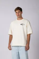 Remera oversize de manga corta y cuello redondo, color blanco off-white, confeccionada en jersey pesado 100% algodón. Cuenta con una pequeña estampa en el pecho con la inscripción 'VCP'.