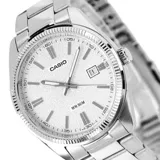 Reloj analógico Casio con caja y malla de acero inoxidable en tono plateado. Presenta una esfera blanca con índices de bastón, manecillas luminiscentes y ventana de calendario a las tres en punto.