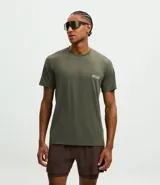 Remera deportiva de corte regular confeccionada en poliamida con tecnología dry. Presenta cuello redondo, manga corta y estampa lettering pequeña en el pecho.
