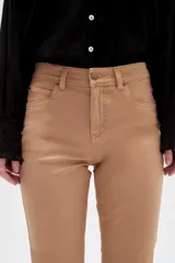 Pantalón jean skinny de calce medio, color negro.