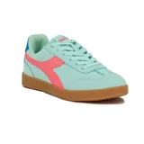 Championes casuales Diadora modelo Bamtelo, color celeste pastel con detalles en rosado vibrante y azul claro. Presentan suela de goma color caramelo.
