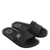 Sandalias tipo slide marca Cartago, color negro con detalles en gris oscuro. Presentan una banda ancha superior con logo de la marca y plantilla texturizada para mayor comodidad.