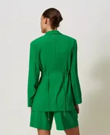 Short verde esmeralda de tiro alto confeccionado en tejido fluido de mezcla de viscosa con pliegues, bolsillos inclinados, gancho masculino y cinturón a juego.
