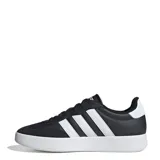 Championes urbanos Adidas modelo Urban Barreda T, color negro con las icónicas tres tiras laterales en blanco. Presentan una silueta T-toe con capellada que combina cuero sintético y gamuza, interior textil y suela de goma blanca con logo grabado.