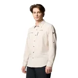 Camisa de manga larga técnica para senderismo, color beige, con cierre frontal de botones a presión, bolsillos en el pecho con cremallera y anilla, y ventilación en la espalda.