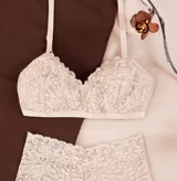 Bralette blanco de puntilla elastizada con forro interno, espalda de lycra, breteles regulables y ganchos en la espalda.