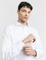 Camisa blanca de vestir, de corte clásico y manga larga.