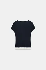 Camiseta efecto doble en color crudo y blanco, de manga corta y corte slim fit. Cuenta con escote redondo, cierre frontal parcial con botones a presión y diseño de capas superpuestas.