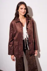 Campera estilo chaqueta marrón oscuro con cuello solapa, cierre frontal con botones oscuros y bolsillos de parche en la parte delantera.