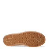 Championes urbanos de diseño clásico con paneles de cuero sintético blanco y detalles en gamuza beige en la puntera y el talón. Presentan una suela de goma color caramelo y cierre mediante cordones al tono.