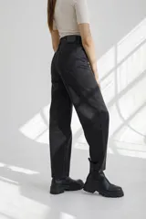 Pantalón de jean negro de corte recto y tiro alto, con diseño clásico de cinco bolsillos.