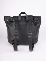 Mochila negra de cuero sintético con diseño capitoneado en líneas diagonales y apliques de tachas plateadas. Tiene un bolsillo con cierre en la solapa, un compartimento principal con tres bolsillos internos, asas regulables de cuero sintético y asa de mano superior.