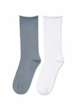 Pack de dos pares de medias de caña media, una en color gris y otra en color blanco, con borde superior enrollado.