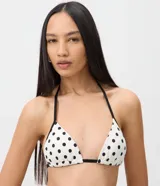 Top de bikini triangular de microfibra, con estampado de lunares y tirantes finos ajustables. Presenta bordes en contraste y diseño de cortinita fruncida.