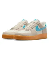 Championes Nike Air Force 1 '07 LV8, color crema con detalles en celeste y suela marrón. Confeccionados en cuero y gamuza, con amortiguación Nike Air y suela de goma.