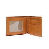Billetera de cuero vacuno color suela, con diseño plegable y el logo de la marca grabado en relieve en la esquina inferior derecha.
