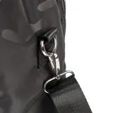 Bolso matero negro con estampado camuflado, confeccionado en poliéster. Cuenta con acceso de cierre doble, dos bolsillos externos con cierre, un bolsillo interno con cierre y dos bolsillos internos abiertos. Tiene correa regulable, asas fijas y compartimentos para notebook y matero.