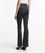 Pantalón flare de punto roma con estampa de cuadros, trabillas en la cintura, cierre delantero y detalles de solapa con botones.