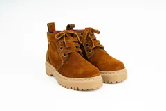 Bota acordonada de cuero gamuza color beige, con suela de goma dentada y forro interior a cuadros.