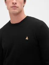 Buzo de tejido liso color verde oscuro, con cuello redondo y un pequeño logo bordado en el pecho.