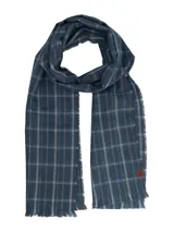 Bufanda unisex con diseño de cuadros en tonos azules y grises, con terminaciones desflecadas en los extremos y etiqueta pequeña de cuero sintético.