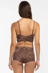 Bombacha de bikini estilo boyshort color chocolate con estampado animal print.