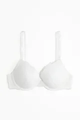 Soutien push-up blanco con aros y copas acolchadas, cubierto de encaje floral. Presenta breteles ajustables y un borde festoneado en la parte superior de las copas.