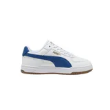 Championes Puma Caven III Jr de estilo urbano, color blanco con franja lateral azul y detalles en dorado. Inspirados en el básquetbol de los años 80, presentan un diseño de caña baja, perforaciones en el empeine y entresuela texturizada.
