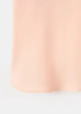 Top de viscosa color rosado claro, con escote recto, tirantes finos y detalle de encaje floral en la parte superior.