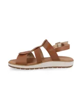 Sandalia de cuero color camel con diseño de tiras cruzadas y detalle de flecos en la parte superior. Cuenta con cierre de hebilla metálica ajustable en el tobillo y suela plana de goma con plataforma bicolor.