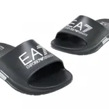 Ojotas de diseño ergonómico color negro, con banda ancha superior que presenta el logo de la marca EA7 Emporio Armani estampado en color blanco. Poseen plantilla moldeada con el logo de la marca.