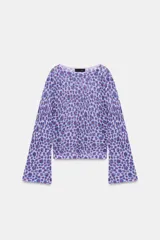 Top de punto fino color lila con estampado de flores abstractas en tonos azules y rojos, con cuello redondo y mangas largas acampanadas.
