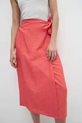 Falda midi fucsia con estampado floral.