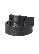 Cinto de cuero sintético negro con costuras dobles paralelas, hebilla metálica oscura y pasador con el nombre de la marca grabado.