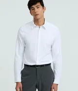 Camisa de vestir blanca de manga larga, corte slim fit, con cuello inglés y cierre frontal de botones.