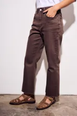 Pantalón de jean marrón de corte flare con terminación desflecada.
