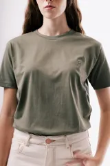 Camiseta de manga corta con cuello redondo, confeccionada en tejido de punto con diseño de rayas horizontales en tonos azules y amarillos.