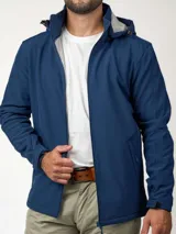Campera azul marino de neopreno con capucha desmontable, bolsillo interno, puño ajustable y lateral elastizado.