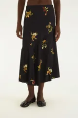 Falda midi de corte evasé con diseño cruzado y volado asimétrico. Confeccionada en tejido negro de caída fluida con estampado floral y motivos de leopardos y vegetación.