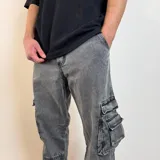 Jean cargo de corte baggy en color gris lavado, con múltiples bolsillos laterales con solapa y costuras reforzadas en las rodillas.