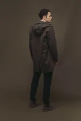Pantalón de corte recto y estilo formal, confeccionado en tela de textura suave color azul marino oscuro.