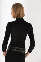 Cinturón negro de cuero vacuno con hebilla metálica plateada y tachas pequeñas plateadas.