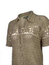 Cardigan de crochet color verde militar, de manga corta, con cuello camisero y cierre frontal de botones.