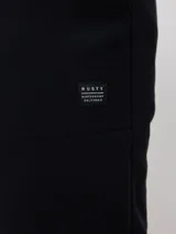 Pantalón deportivo tipo jogging color negro, con cintura elástica ajustable con cordón y logo de la marca en la pierna. Confeccionado en 60% algodón y 40% poliéster.